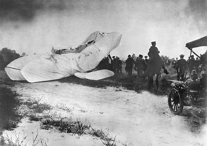Quân đội Mỹ đến hiện trường vụ tai nạn máy bay để cứu phi công Orville Wright và hành khách, 17/09/1908.