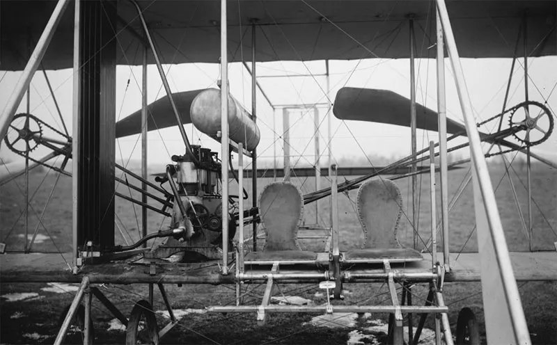 Cận cảnh một máy bay của anh em Wright, với ghế phi công và ghế hành khách, 1911.