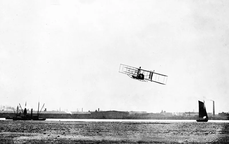 Wilbur Wright thực hiện chuyến bay dài 33 phút trong lễ kỷ niệm Hudson-Fulton Celebration ở New York, 1909.