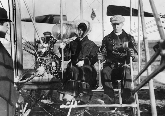 Orville Wright, Katharine Wright và Wilbur Wright, ở Pau, Pháp. Cô Wright chuẩn bị có chuyến bay đầu tiên, 15/02/1909.