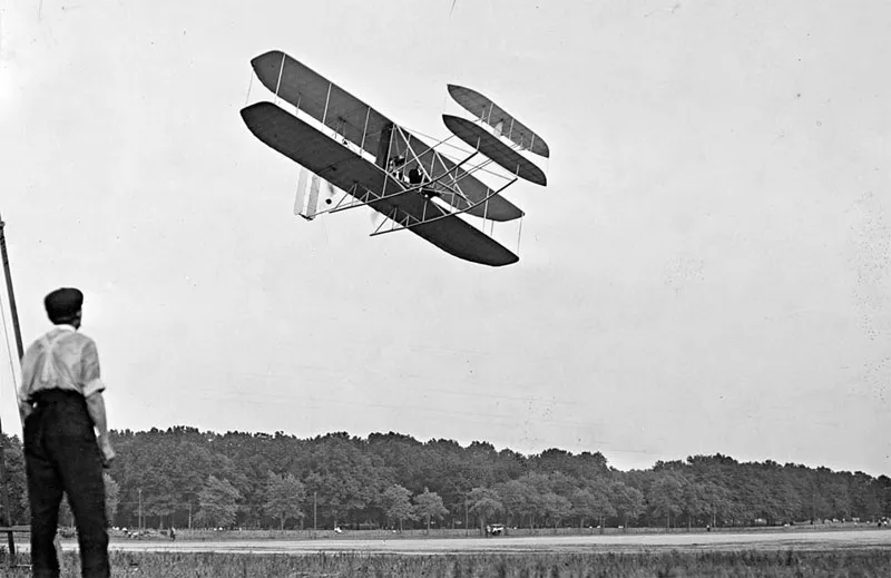 Orville Wright trong chuyến bay chứng minh cho quân đội Mỹ ở pháo đài Myer, Virginia, 07/1909. Anh em nhà Wright đã bán được những chiếc máy bay của họ cho đơn vị không quân của quân đội.
