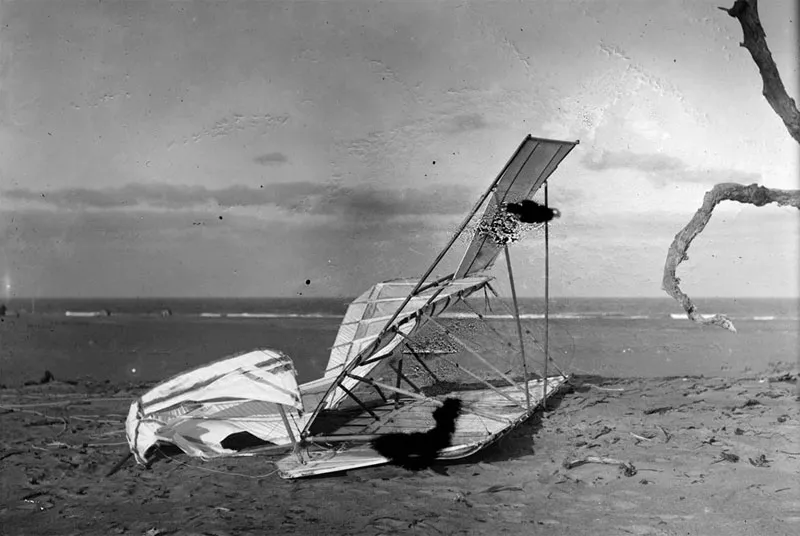 Chiếc tàu lượn bị méo mó, do bị gió quật, trên đồi Hill of the Wreck, 10/10/1900.