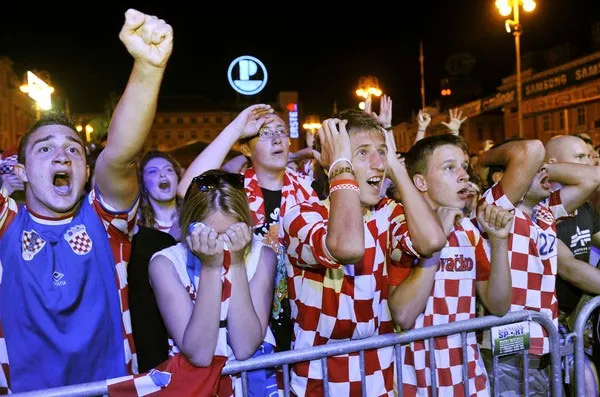 Vui bóng đá mà buồn cũng vì... bóng đá!