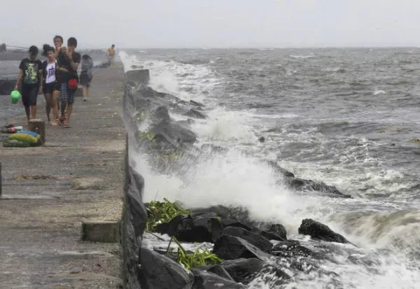Bão gây úng ngập và mất điện trên diện rộng ở Philippines.