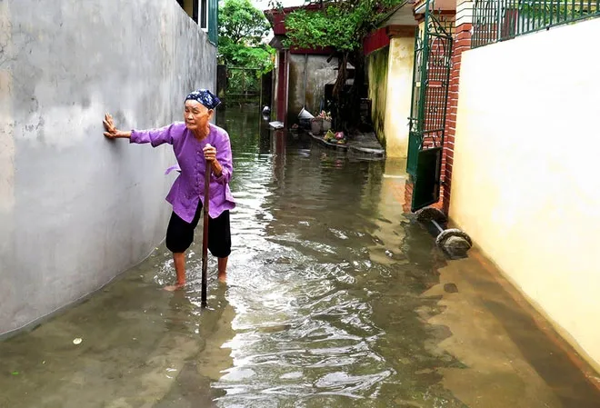 Nhiều khu dân cư bị ngập, việc đi lại khó khăn.