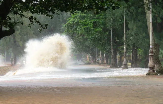Nước biển đã làm ngập toàn bộ tuyến đường tại khu 1 dài gần một km, tràn vào các nhà hàng, khách sạn và đang chảy ngược vào các khu dân cư của phường Ngọc Hải, quận Đồ Sơn.