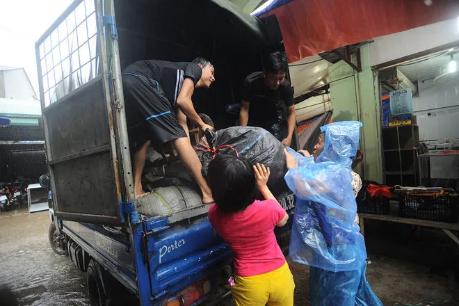 Chị Huê chuyển cửa hàng về nhà để tránh ngập.