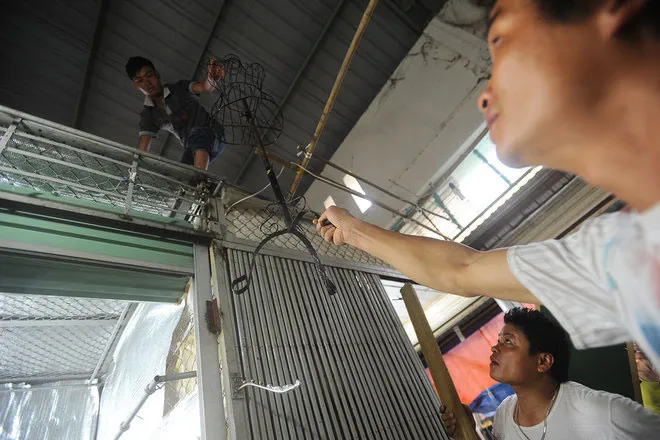 Những đồ không quan trong thì được đưa lên nóc ki ốt.