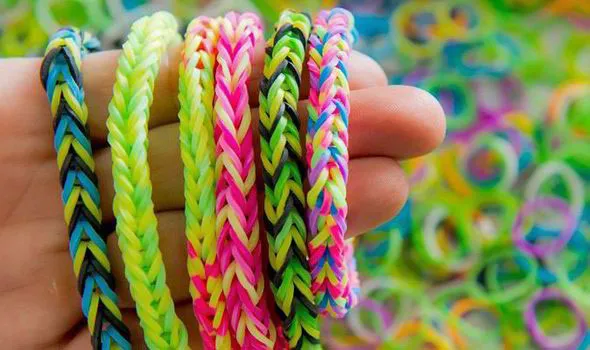 Vòng đeo tay làm từ dây thun chứa hóa chất độc hại bị tẩy chay ở Anh.