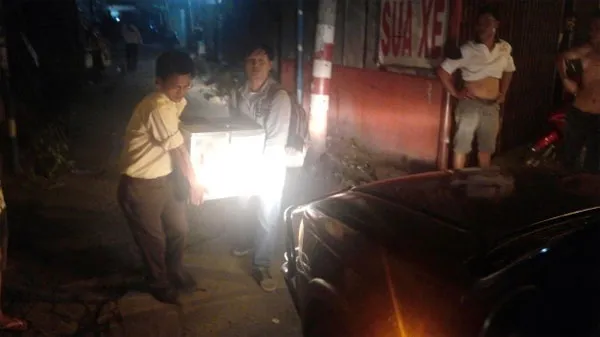 Máy chụp ảnh có phóng xạ được đựng trong thùng bảo vệ kỹ để mang đi.