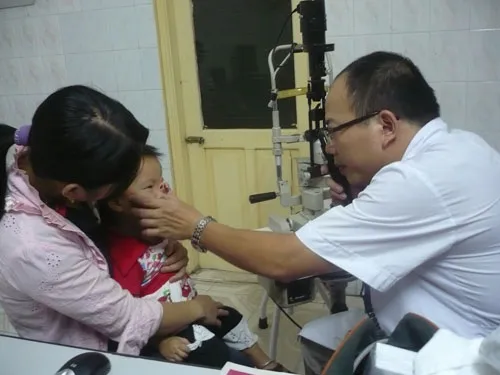 Nên đưa trẻ đi khám mắt nếu thấy bé đau mắt dữ dội hoặc đau dai dẳng.