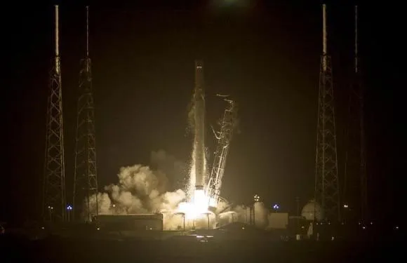 Tên lửa đẩy Falcon 9 mang theo tàu chở hàng Dragon được phóng lên từ căn cứ không quân Cape Canaveral ở Florida.