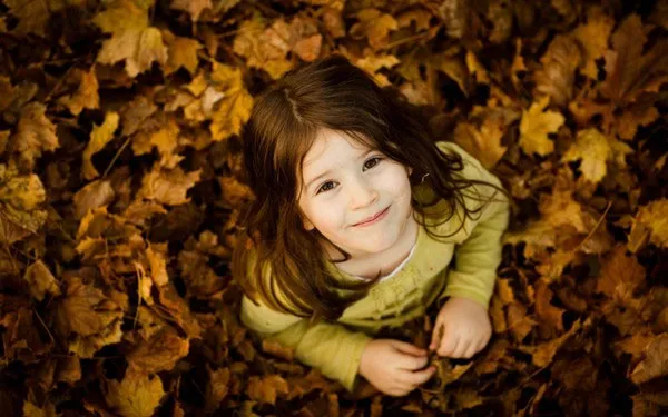 Việc hấp thụ được nhiều ánh nắng Mặt trời dịu nhẹ của mùa thu chính là nguyên nhân giúp các em bé khỏe mạnh hơn.