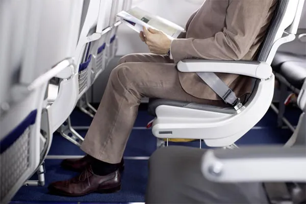 Bàn ăn được gập gọn sẽ tạo khoảng trống, giúp bạn cũng như người ngồi cạnh sơ tán nhanh hơn trong trường hợp khẩn cấp.