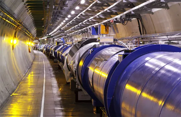 Máy gia tốc hạt lớn (Large Hadron Collider) là cỗ máy lớn nhất và hiện đại nhất thế giới hiện nay. Nó được xây dựng dưới lòng đất ở biên giới Pháp và Thụy Sĩ.
