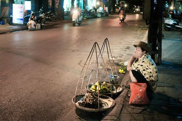 Hầu hết người bán hàng đều là người dân tỉnh lẻ hoặc vùng lân cận Hà Nội.