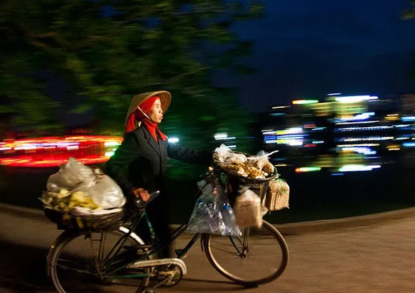 Hà Nội có thể già đi hay hiện đại hơn, nhưng những gánh hàng rong chẳng bao giờ cũ. Hàng rong có tự bao giờ, chẳng ai hay.