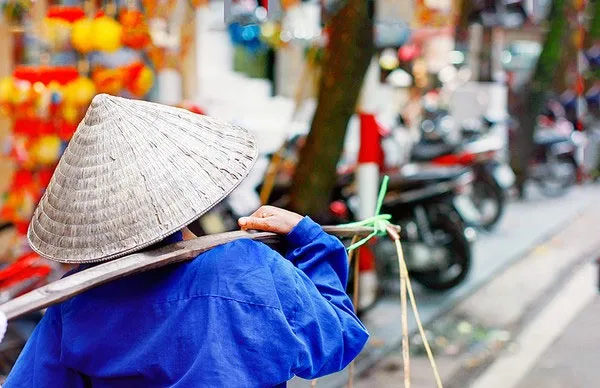 Lững thững bước qua từng con phố, bất kể ngày nắng hay mưa, bất kể mùa đông lạnh cắt da cắt thịt, hay mùa hạ với cái nắng nóng bỏng rát vai gầy, những người gánh hàng rong vẫn mải miết gồng mình với nỗi lo cơm áo, gạo, áo tiền.