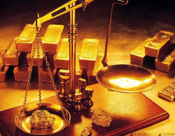 Cách phân biệt vàng thật, vàng giả đơn giản nhất đó là dựa vào trọng lượng.