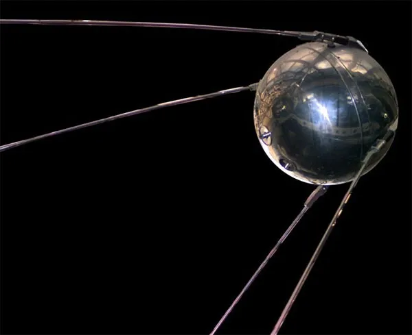 Vệ tinh Sputnik 1 là chiếc vệ tinh nhân tạo đầu tiên thành công trong việc phóng lên vũ trụ.