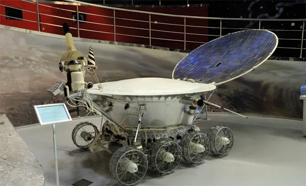 Cuối năm 1970, tàu Luna-17 đã lần đầu đưa xe tự hành 8 bánh Lunokhod 1 lên Mặt Trăng tiến hành thăm dò.