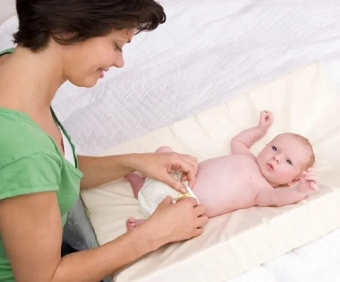 Chăm sóc rốn là một quá trình liên tục, phải làm từ ngay sau đẻ tới khi rụng lên sẹo khô