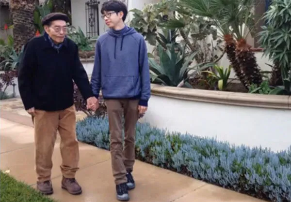 Kenneth (phải) và người ông bị Alzheimer