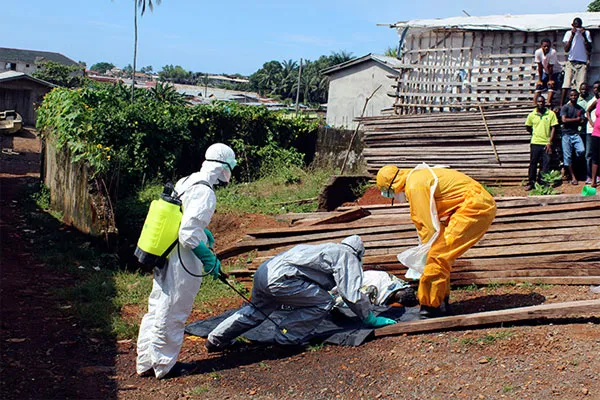 Nhân viên y tế cách xử lí xác nạn nhân nhiễm Ebola