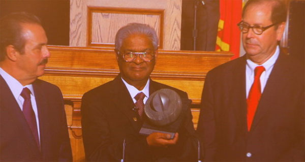 TS. Rajaram (giữa) nhận giải Lương thực Thế giới năm 2014