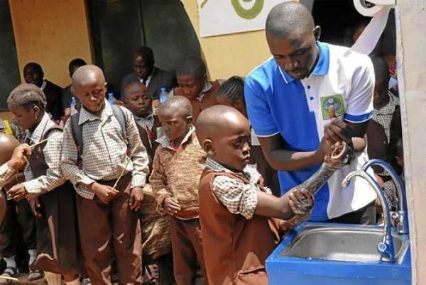 Học sinh tiểu học ở Nigeria được hướng dẫn rửa tay để phòng dịch Ebola.