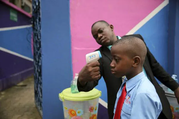 Kiểm tra nhiệt độ cơ thể học sinh ở một trường học tại Lagos, Nigeria.