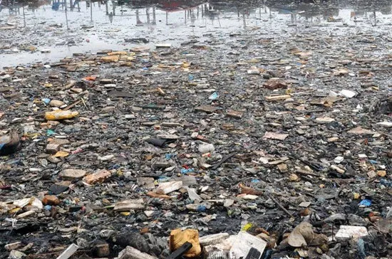 Rác thải trên vùng biển Arập, ngoài khơi thành phố cảng Karachi, miền nam Pakistan.