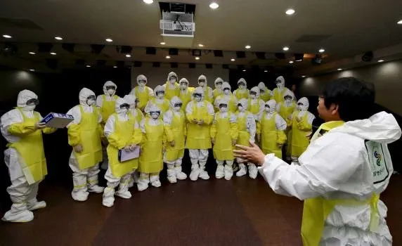 Bác sĩ và y tá thực tập chống dịch Ebola tại Trung tâm Y khoa quốc gia ở Seoul (Hàn Quốc)