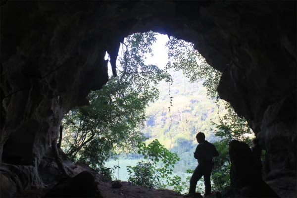 Cửa hang Con Moong (Thanh Hóa)