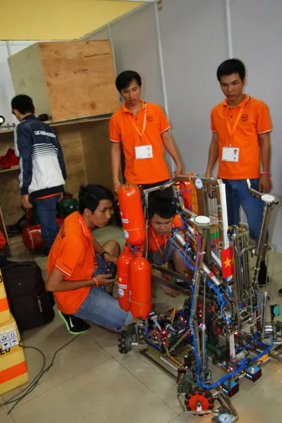 Các thành viên đội LH - NVN chỉnh sửa lại robot trước cuộc thi tại Ấn Độ.