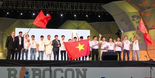 Thành viên đội robocon Việt Nam trên bục nhận giải vô địch cuộc thi năm nay.