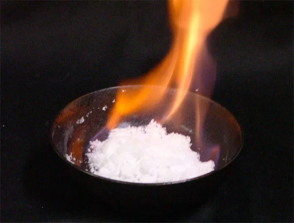 Khí methane cháy sau khi thoát ra từ băng cháy bị nung nóng.