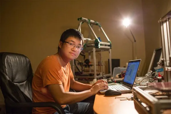 Tiến sĩ Lê Trường Sơn làm việc trong phòng thí nghiệm của anh