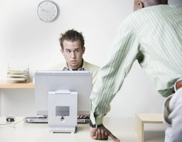 Để mặc bản thân bị bắt nạt