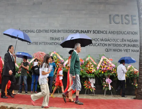 Các nhà khoa học đến dự hội nghị ở Trung tâm quốc tế khoa học và giáo dục liên ngành (ICISE)