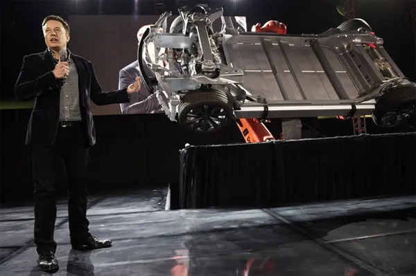 CEO Elon Musk ra mắt xe mới