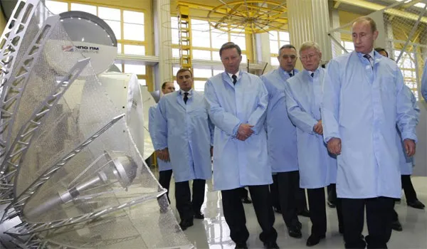 Tổng thống Nga Vladimir Putin thăm Công ty vệ tinh