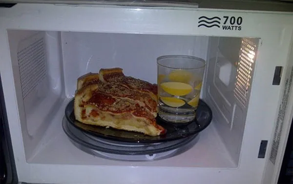 Đặt một cốc nước bên cạnh miếng pizza