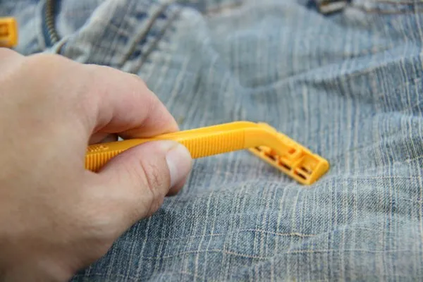 Cạo dao cạo lên bề mặt quần jean
