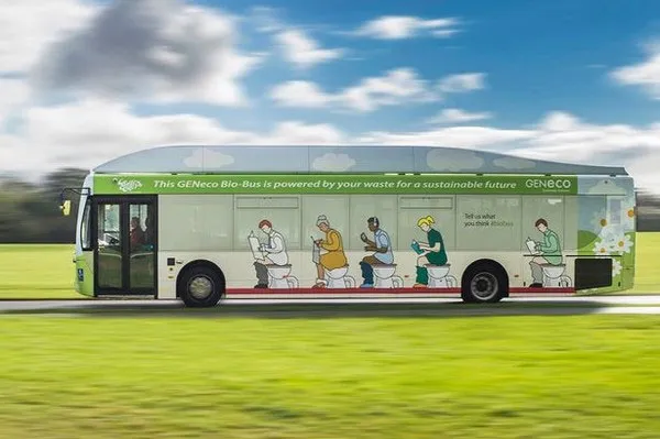 Xe buýt Bio-Bus trên đường phố Anh.