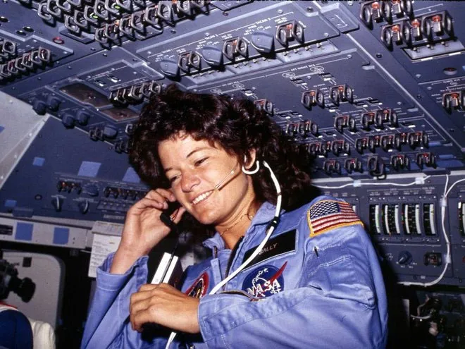 Trong ảnh là Sally Ride, phụ nữ Mỹ đầu tiên bay vào không gian.