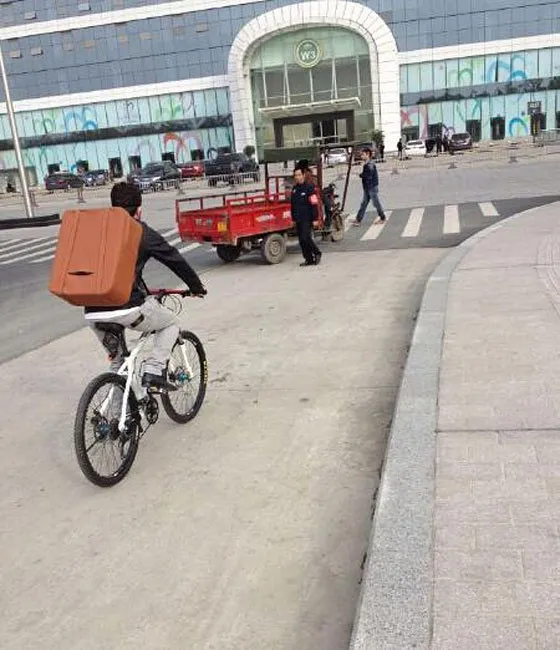 Mỗi ngày anh đều đeo chiếc máy làm sạch không khí đi làm.