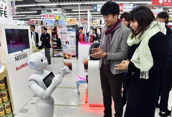 Robot Pepper giới thiệu máy pha cafe cho khách hàng