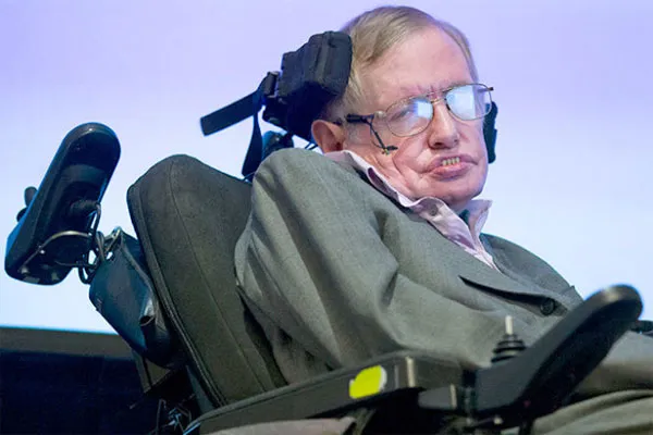 GS Stephen Hawking tại buổi họp báo ở London ngày 2/12