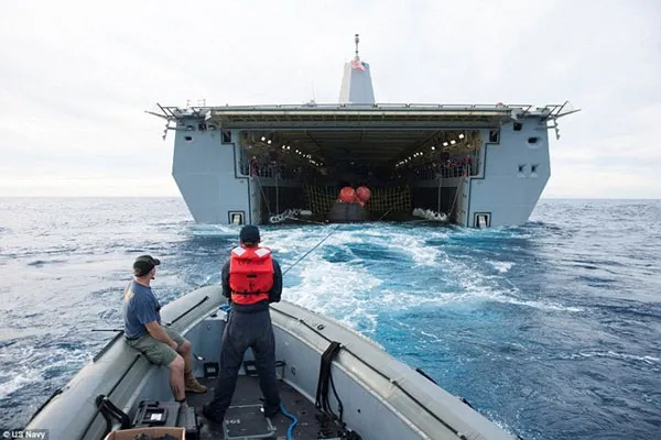 Trong lần đầu, tàu bay ở độ cao 430km so với mặt đất